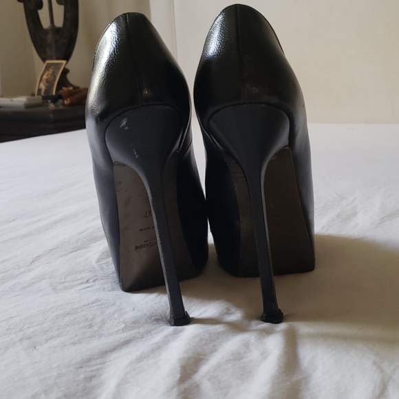 Shoes - Picture 3 of 4